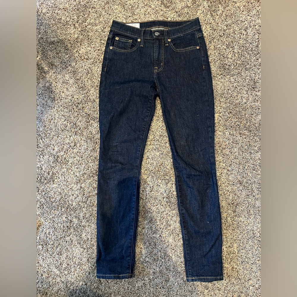 GAP True Skinny Mid Rise size 26 regular jeans. Dark wash
